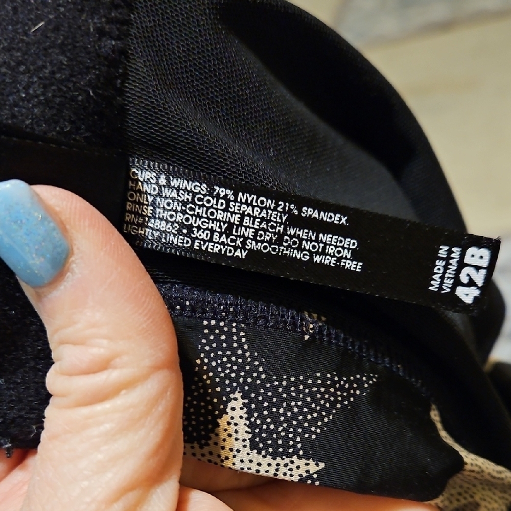 Wireless Black Bra with Metallic Star Print - Picture 9 of 9